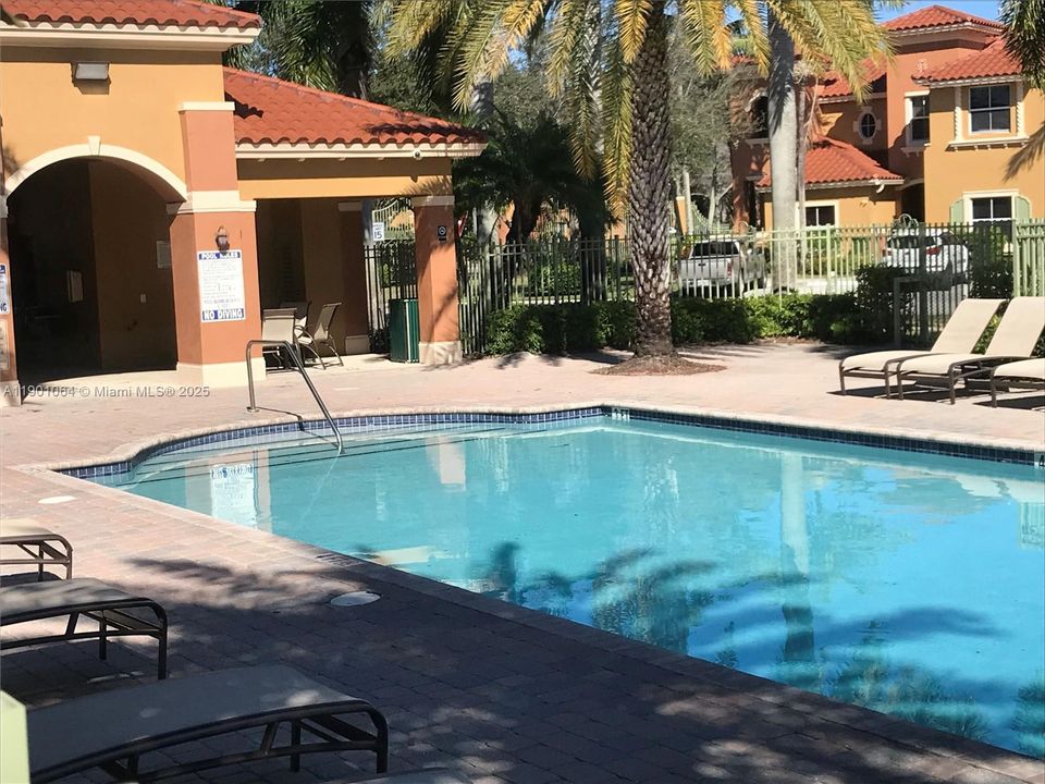 合同活跃: $2,500 (3 贝兹, 2 浴室, 1613 平方英尺)