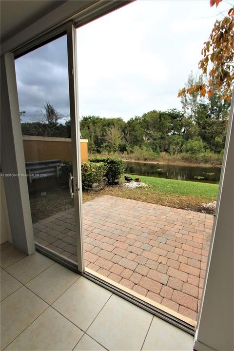 合同活跃: $2,500 (3 贝兹, 2 浴室, 1613 平方英尺)