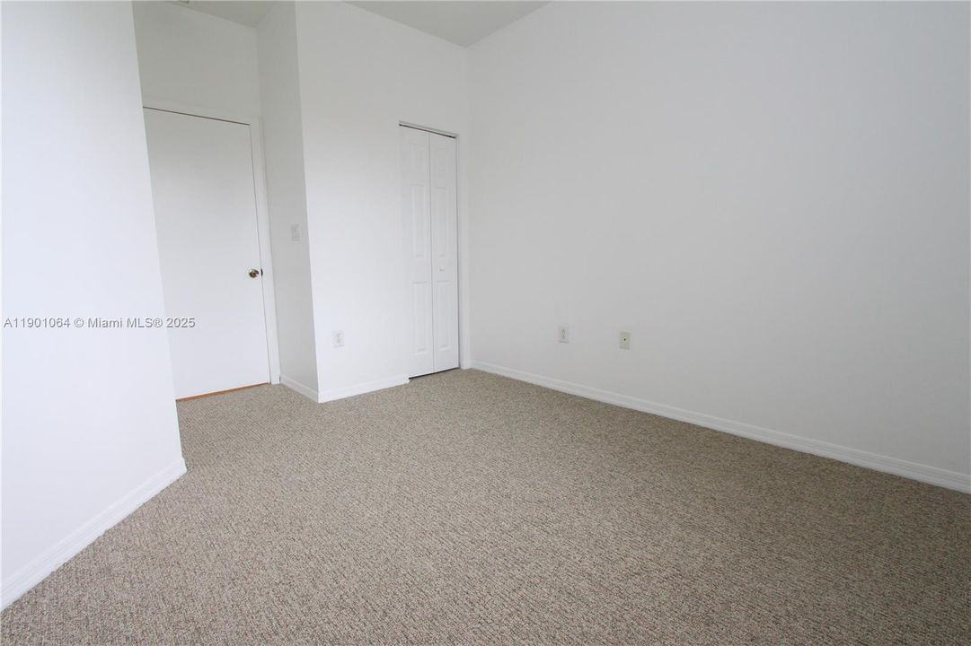 合同活跃: $2,500 (3 贝兹, 2 浴室, 1613 平方英尺)