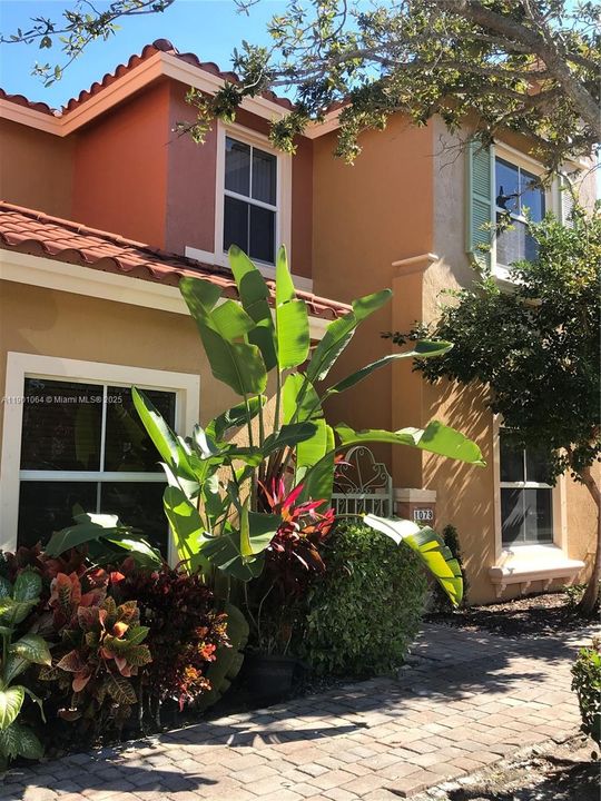 合同活跃: $2,500 (3 贝兹, 2 浴室, 1613 平方英尺)