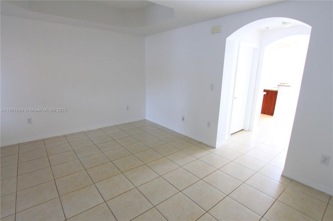 合同活跃: $2,500 (3 贝兹, 2 浴室, 1613 平方英尺)