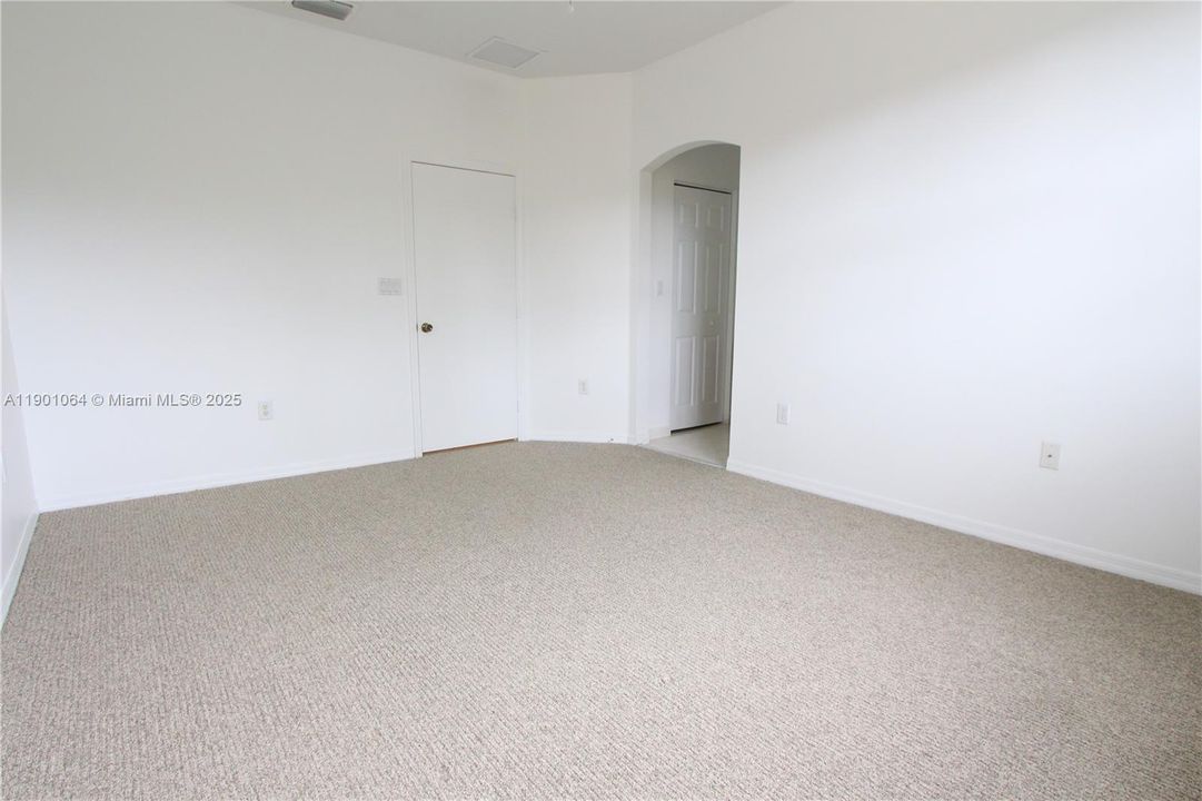 合同活跃: $2,500 (3 贝兹, 2 浴室, 1613 平方英尺)