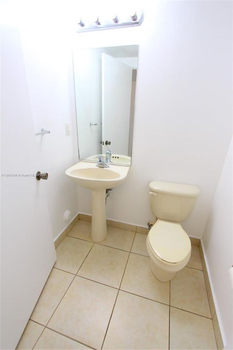 合同活跃: $2,500 (3 贝兹, 2 浴室, 1613 平方英尺)