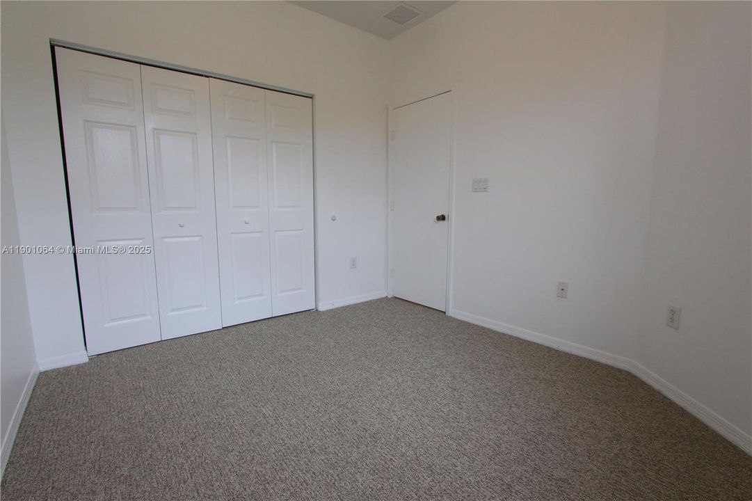 合同活跃: $2,500 (3 贝兹, 2 浴室, 1613 平方英尺)