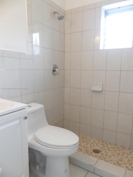 Recently Rented: $2,250 (2 beds, 1 baths, 1289 Square Feet)