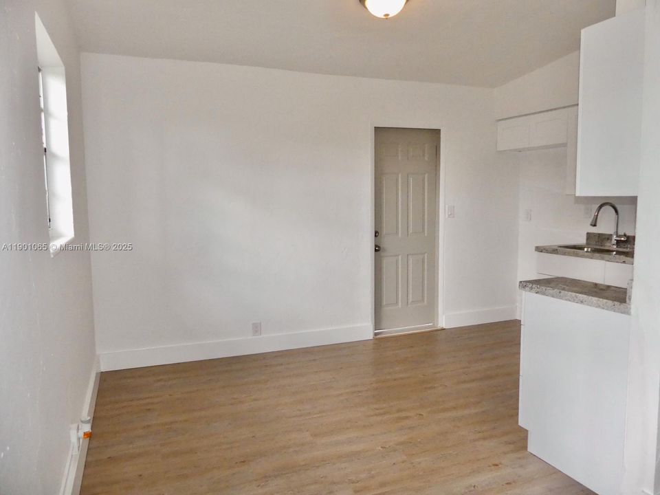 Recently Rented: $2,250 (2 beds, 1 baths, 1289 Square Feet)