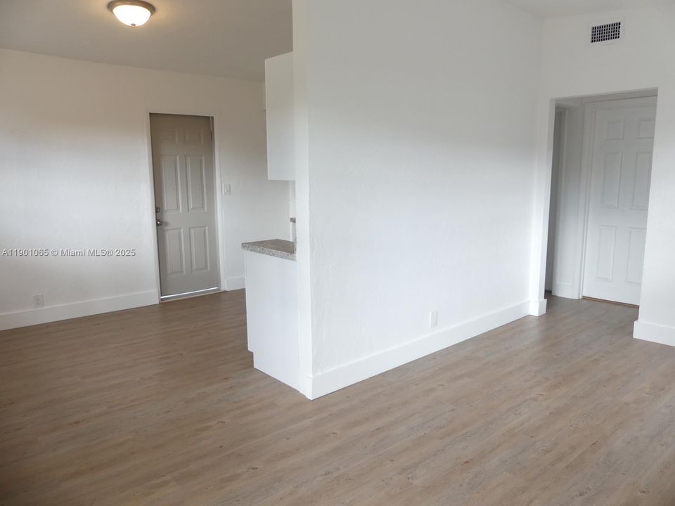 Recently Rented: $2,250 (2 beds, 1 baths, 1289 Square Feet)