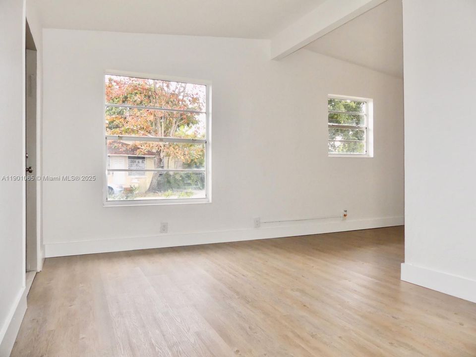 Recently Rented: $2,250 (2 beds, 1 baths, 1289 Square Feet)