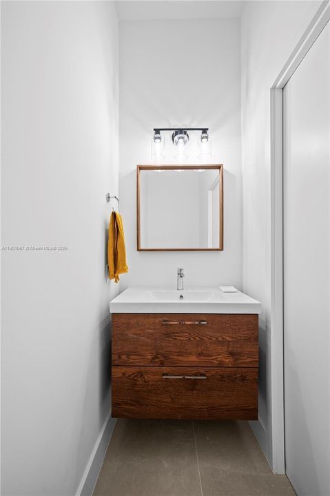 1/2 bathroom entrance