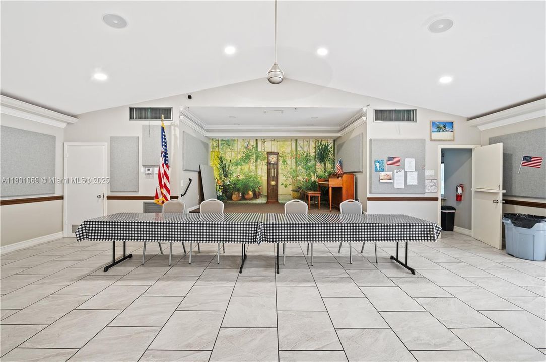 For Sale: $255,000 (2 beds, 2 baths, 1144 Square Feet)