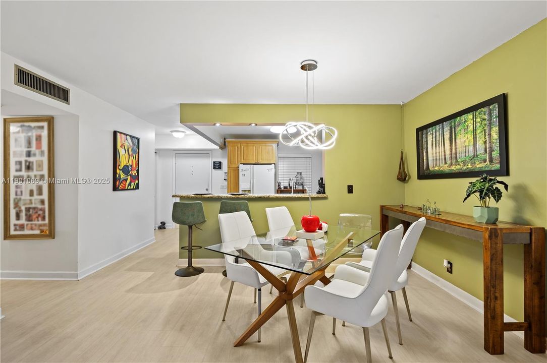 For Sale: $255,000 (2 beds, 2 baths, 1144 Square Feet)