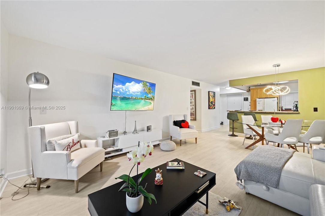 For Sale: $255,000 (2 beds, 2 baths, 1144 Square Feet)