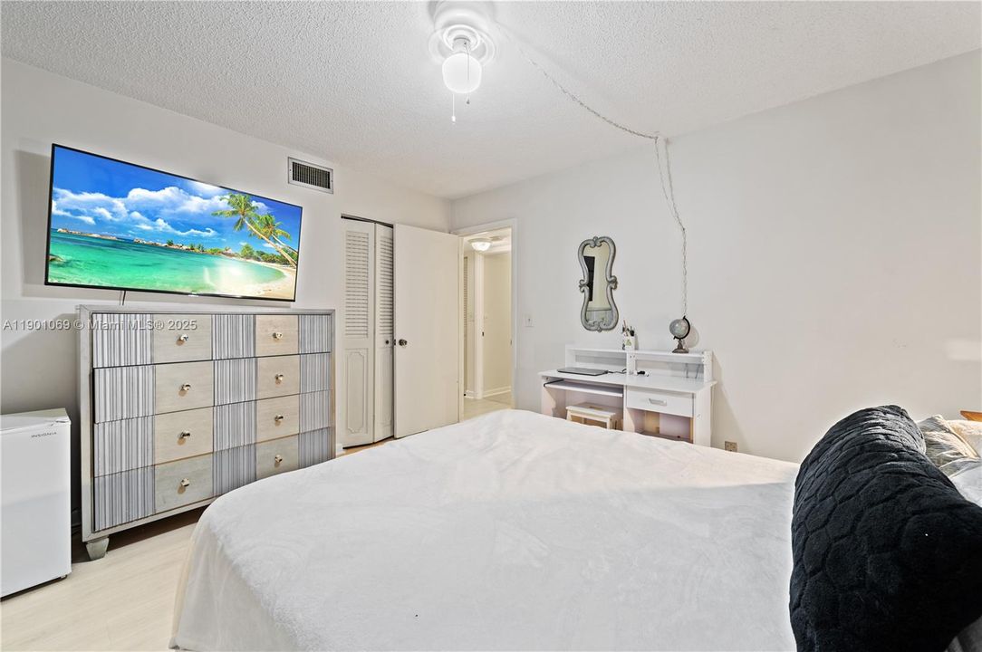 For Sale: $255,000 (2 beds, 2 baths, 1144 Square Feet)