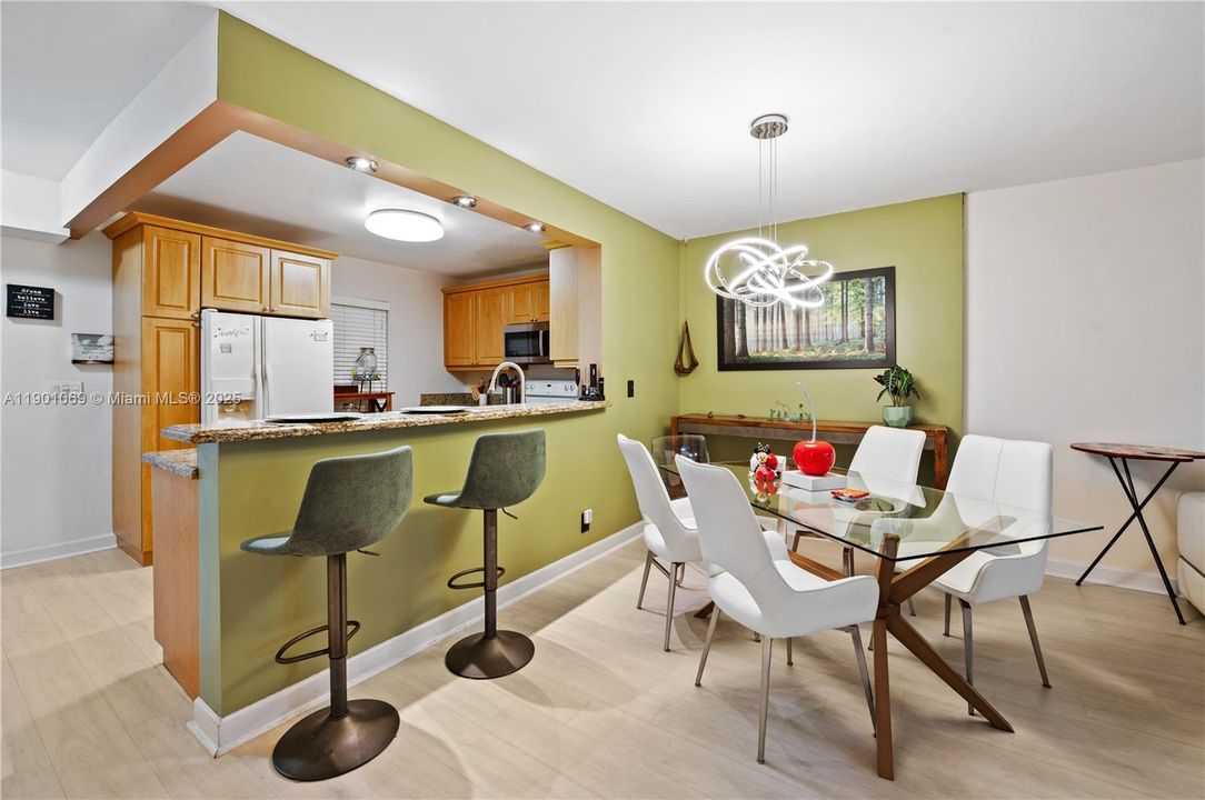 For Sale: $255,000 (2 beds, 2 baths, 1144 Square Feet)