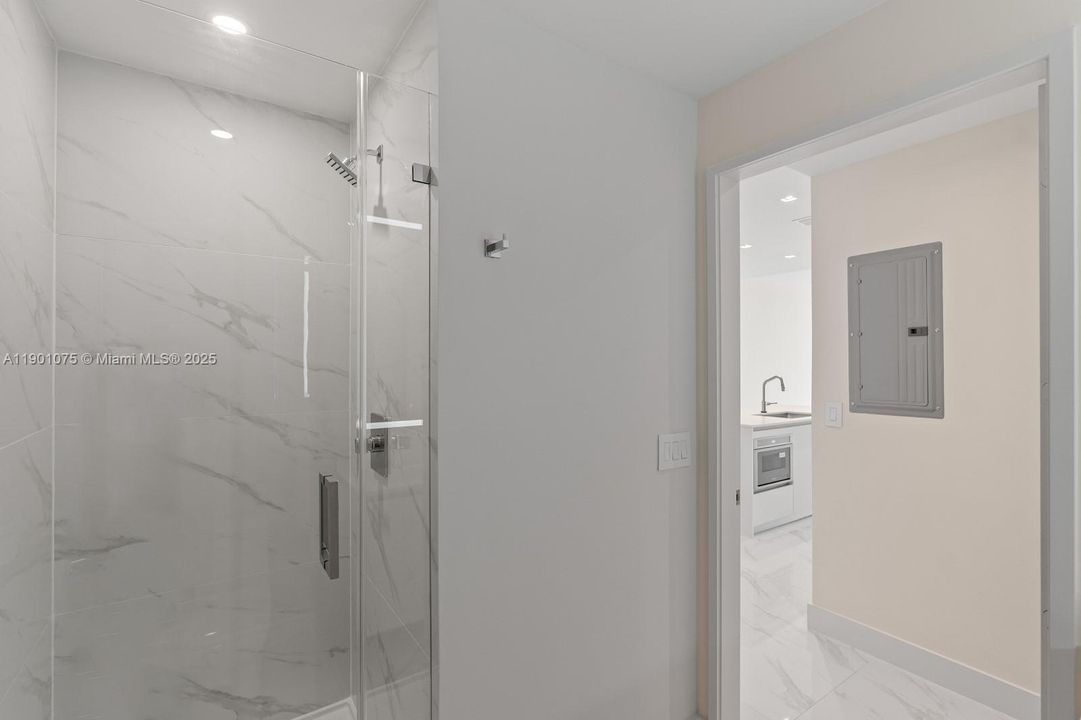 For Sale: $1,175,000 (1 beds, 2 baths, 1059 Square Feet)