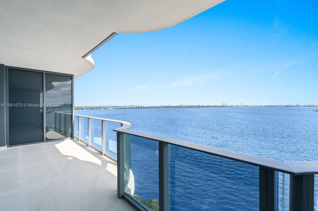 For Sale: $1,175,000 (1 beds, 2 baths, 1059 Square Feet)