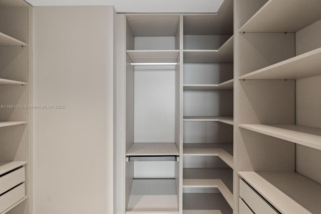 For Sale: $1,175,000 (1 beds, 2 baths, 1059 Square Feet)