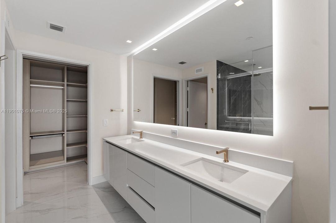 For Sale: $1,175,000 (1 beds, 2 baths, 1059 Square Feet)