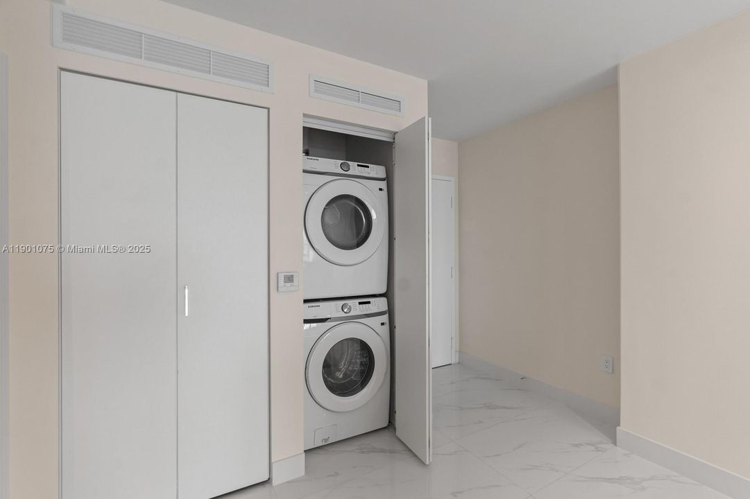 For Sale: $1,175,000 (1 beds, 2 baths, 1059 Square Feet)