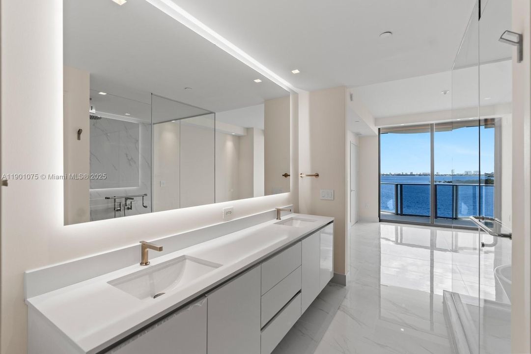 For Sale: $1,175,000 (1 beds, 2 baths, 1059 Square Feet)