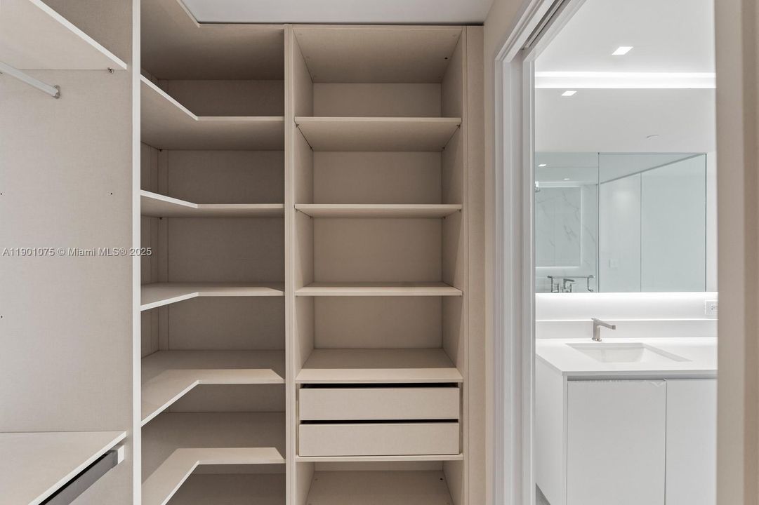 For Sale: $1,175,000 (1 beds, 2 baths, 1059 Square Feet)