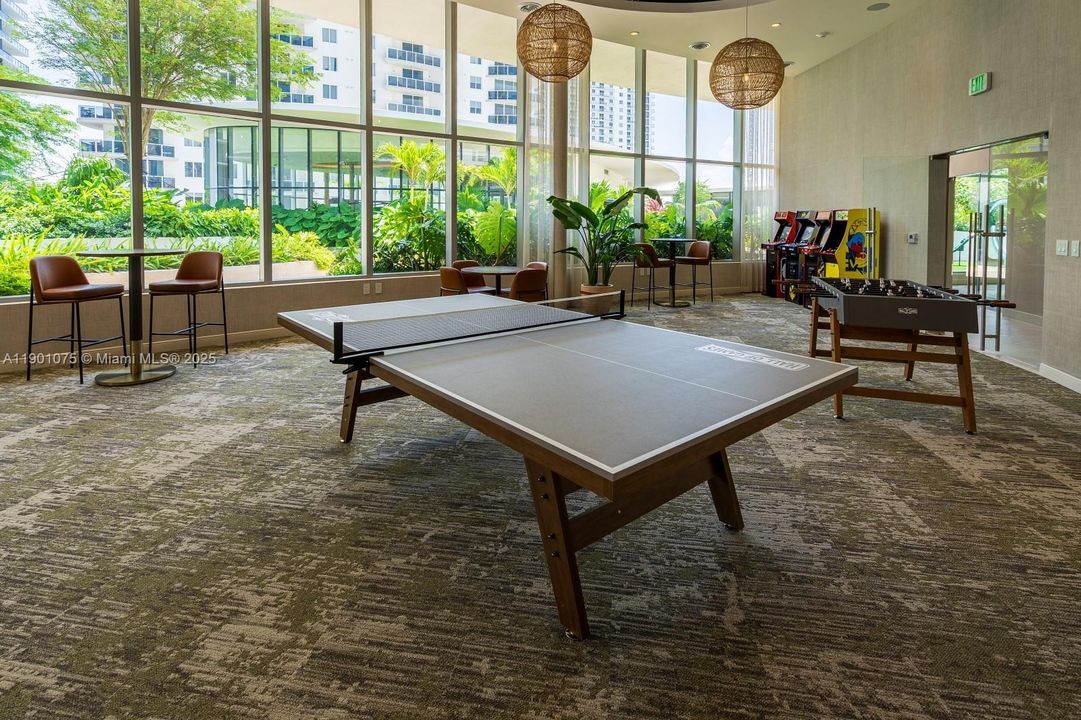 For Sale: $1,175,000 (1 beds, 2 baths, 1059 Square Feet)