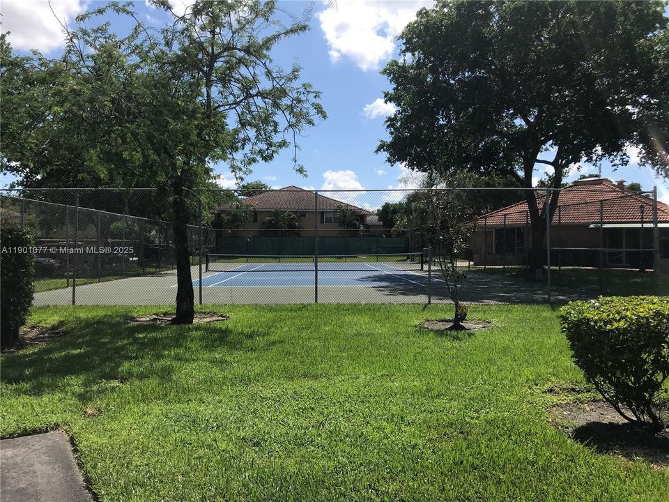 待售: $275,000 (2 贝兹, 2 浴室, 932 平方英尺)