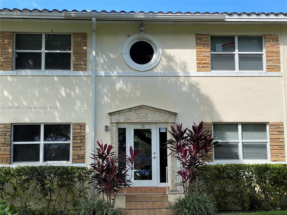 合同活跃: $285,000 (2 贝兹, 2 浴室, 861 平方英尺)