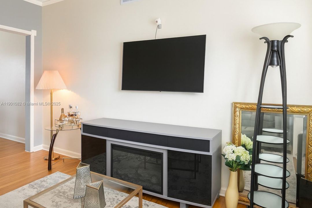 合同活跃: $285,000 (2 贝兹, 2 浴室, 861 平方英尺)