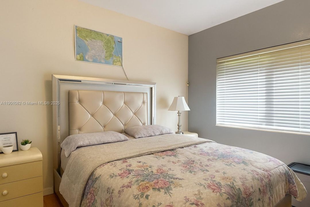 合同活跃: $285,000 (2 贝兹, 2 浴室, 861 平方英尺)