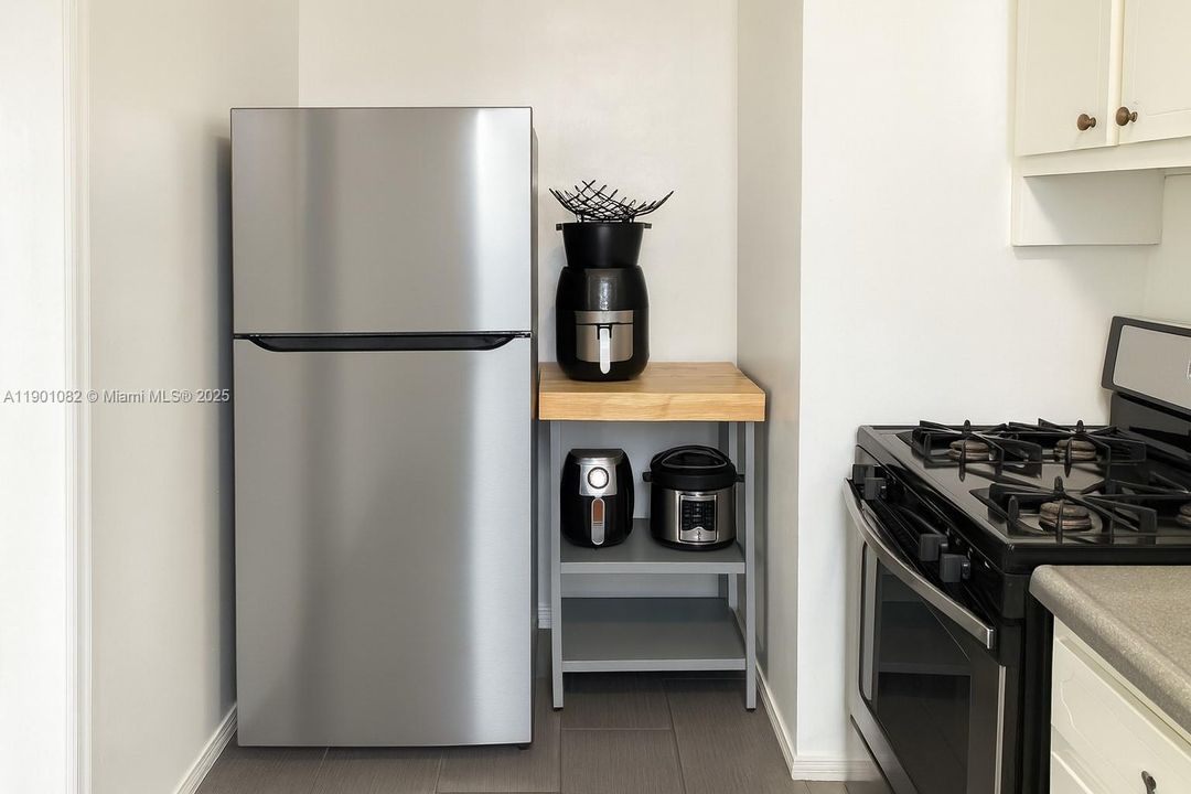 合同活跃: $285,000 (2 贝兹, 2 浴室, 861 平方英尺)