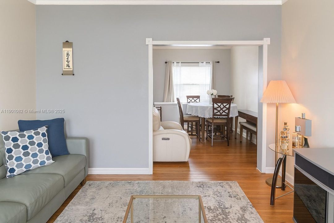 合同活跃: $285,000 (2 贝兹, 2 浴室, 861 平方英尺)