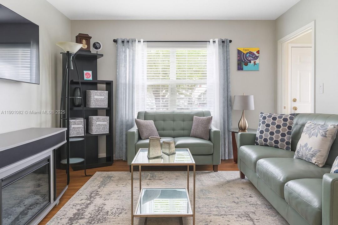 合同活跃: $285,000 (2 贝兹, 2 浴室, 861 平方英尺)