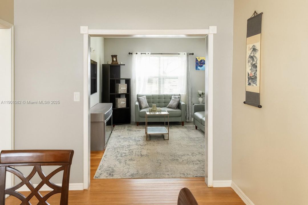 合同活跃: $285,000 (2 贝兹, 2 浴室, 861 平方英尺)