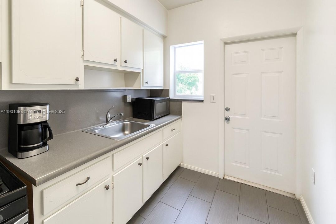 合同活跃: $285,000 (2 贝兹, 2 浴室, 861 平方英尺)