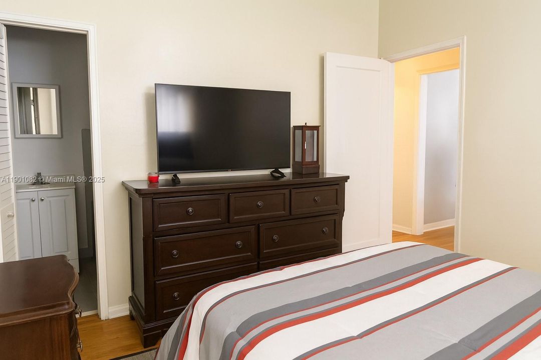 合同活跃: $285,000 (2 贝兹, 2 浴室, 861 平方英尺)