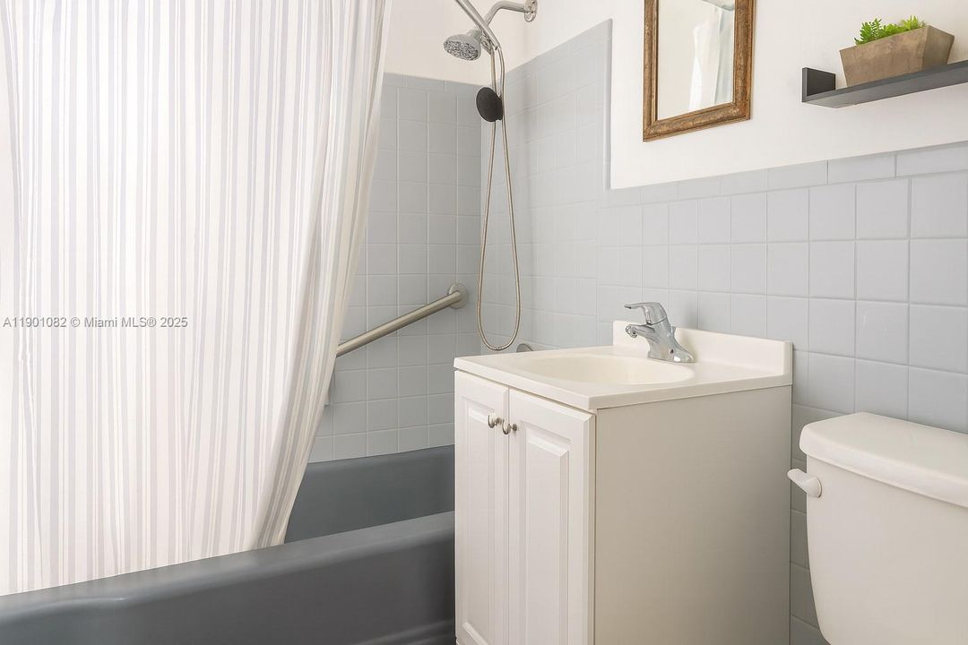 合同活跃: $285,000 (2 贝兹, 2 浴室, 861 平方英尺)