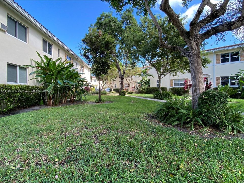 合同活跃: $285,000 (2 贝兹, 2 浴室, 861 平方英尺)