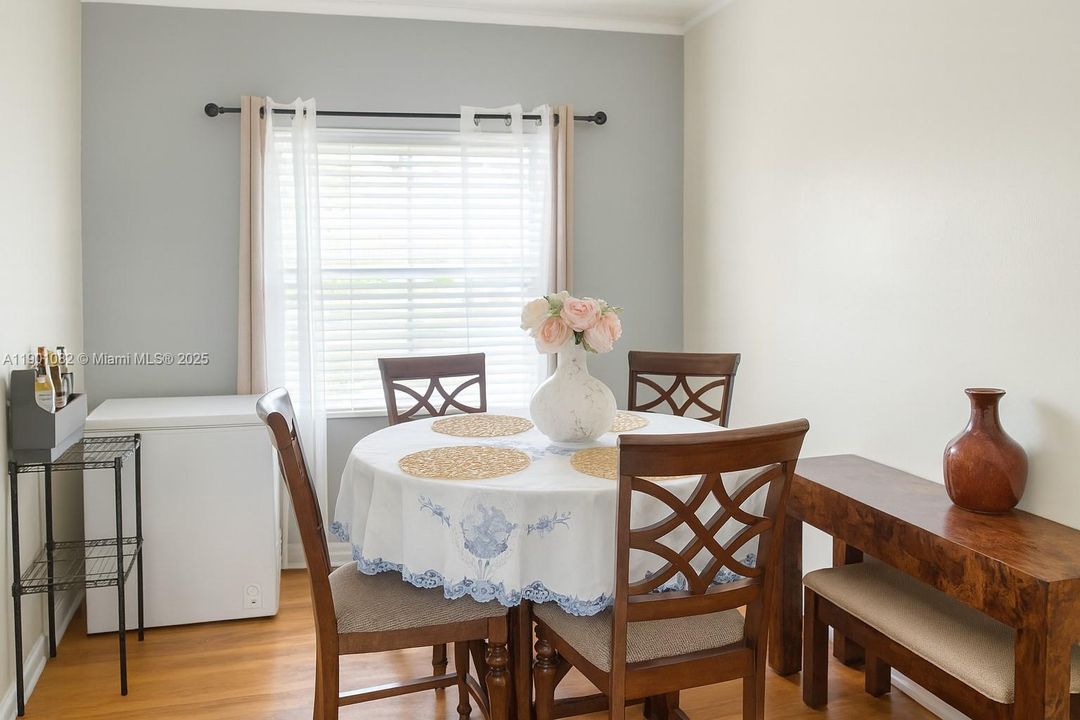 合同活跃: $285,000 (2 贝兹, 2 浴室, 861 平方英尺)