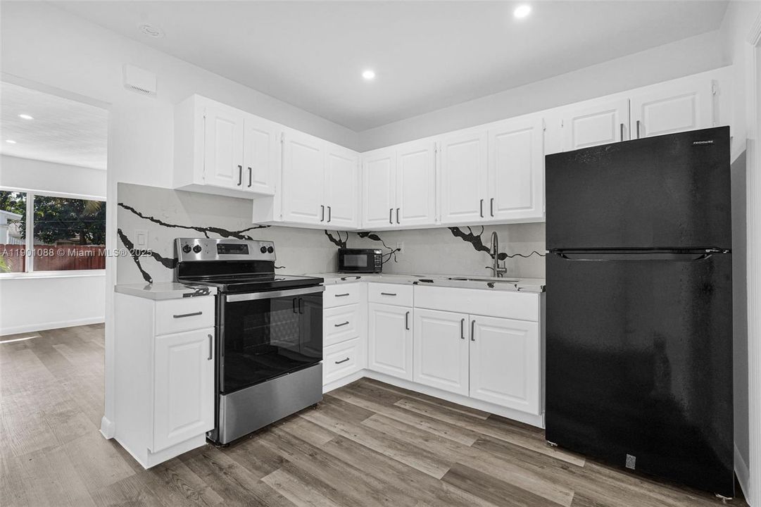 Active With Contract: $1,900 (1 beds, 1 baths, 1325 Square Feet)