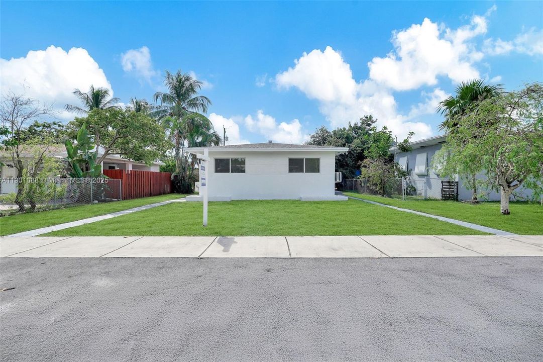 Active With Contract: $1,900 (1 beds, 1 baths, 1325 Square Feet)