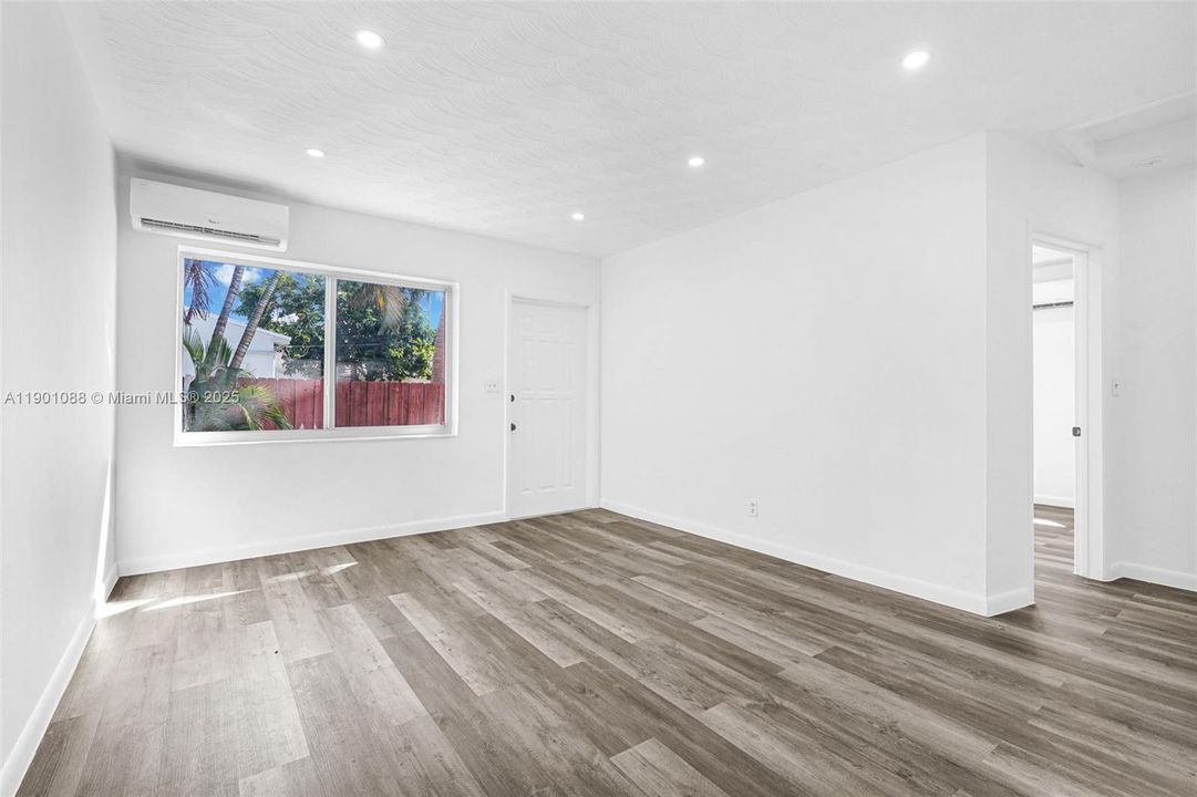 Active With Contract: $1,900 (1 beds, 1 baths, 1325 Square Feet)