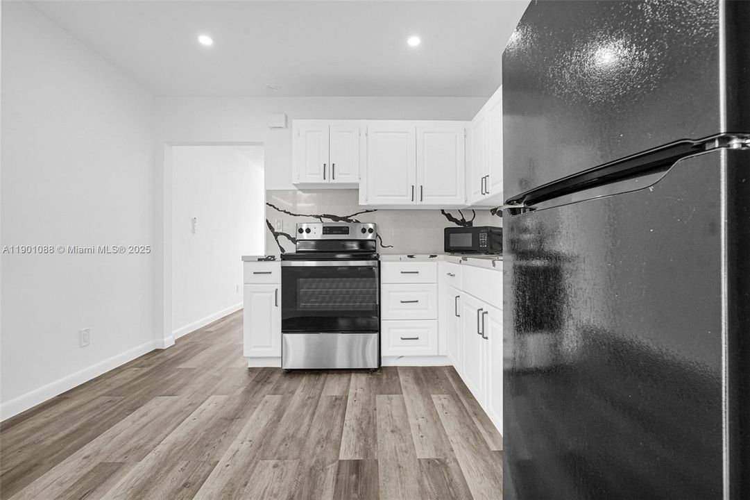 Active With Contract: $1,900 (1 beds, 1 baths, 1325 Square Feet)