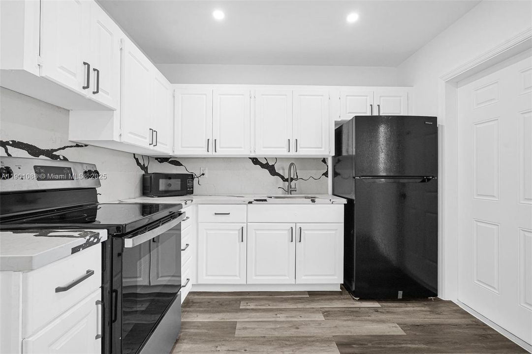 Active With Contract: $1,900 (1 beds, 1 baths, 1325 Square Feet)