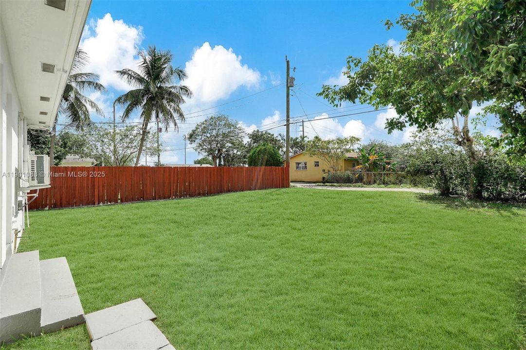 Active With Contract: $1,900 (1 beds, 1 baths, 1325 Square Feet)