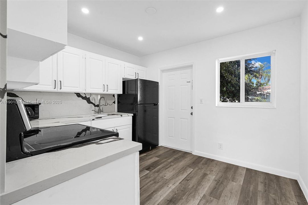 Active With Contract: $1,900 (1 beds, 1 baths, 1325 Square Feet)