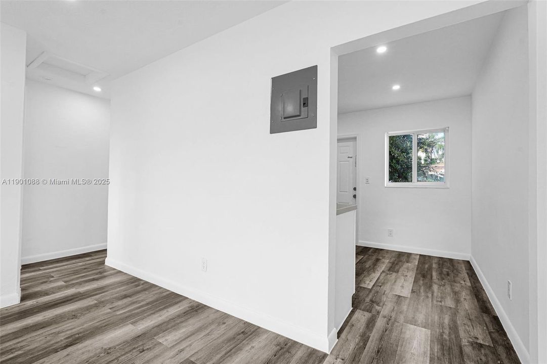 Active With Contract: $1,900 (1 beds, 1 baths, 1325 Square Feet)