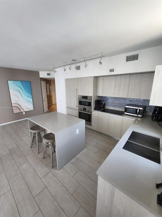 For Sale: $849,000 (2 beds, 2 baths, 1060 Square Feet)