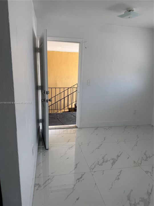 For Rent: $1,990 (2 beds, 1 baths, 806 Square Feet)