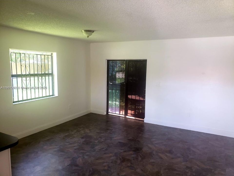 Active With Contract: $2,600 (2 beds, 1 baths, 905 Square Feet)